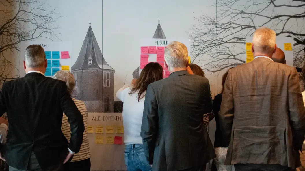 Mensen kijken naar een bord