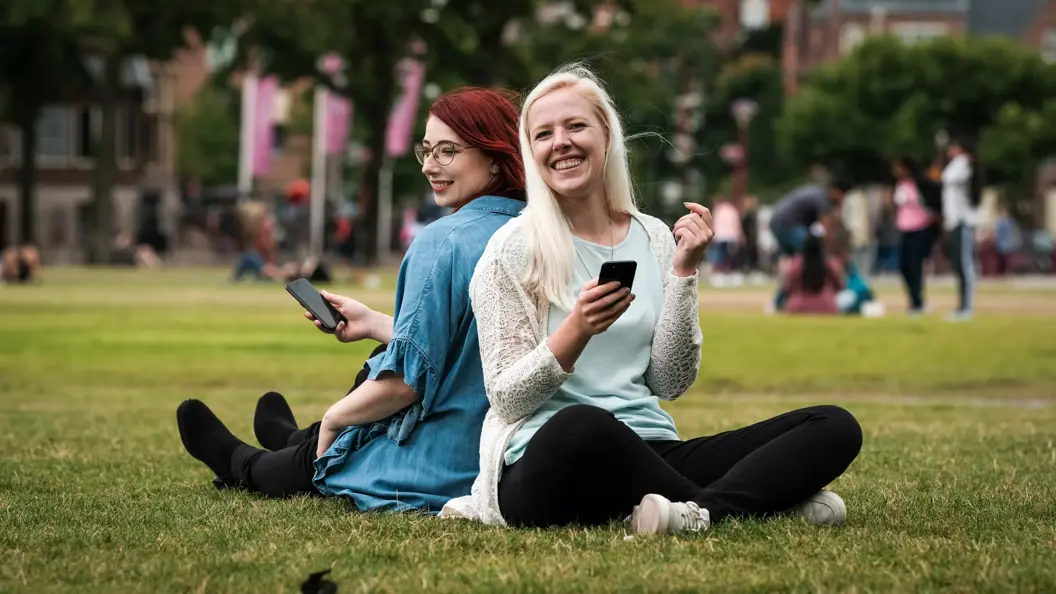 Twee jonge vrouwen op een veldje