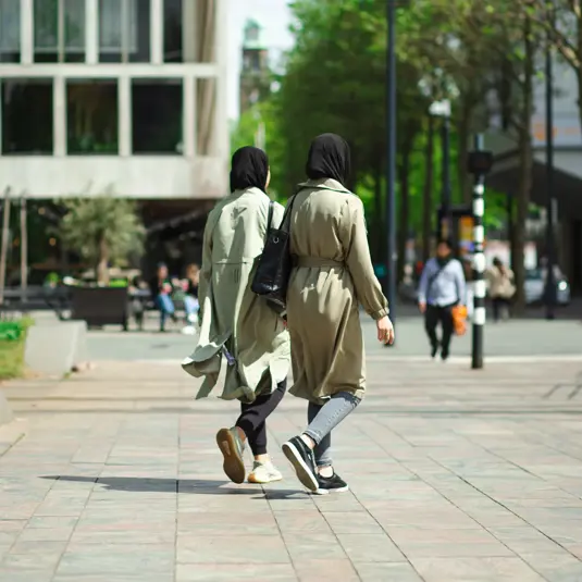 Straatbeeld van twee vrouwen met een hoofddoek.