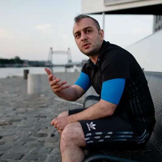 Man die iets uitlegt