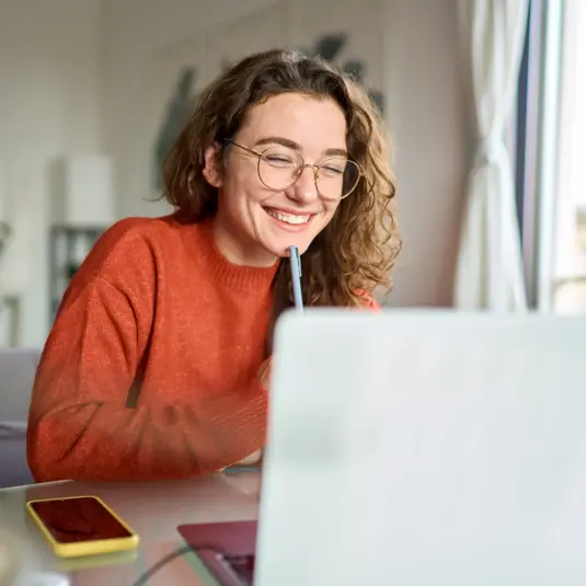 Meisje achter computer