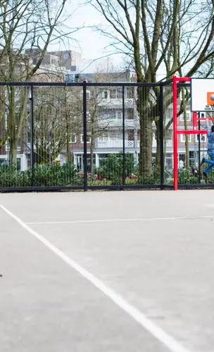 Jongen op een basketballveld