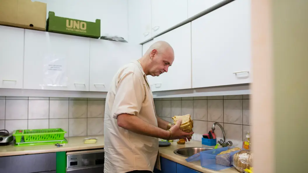 man in keuken maakt boterhammen