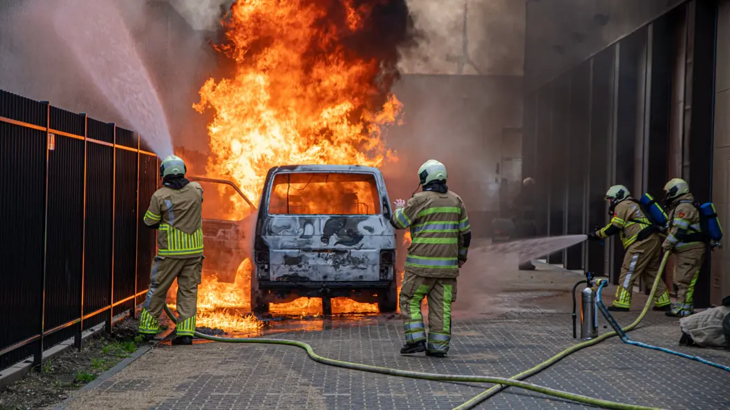 Brandweerlieden aan het werk