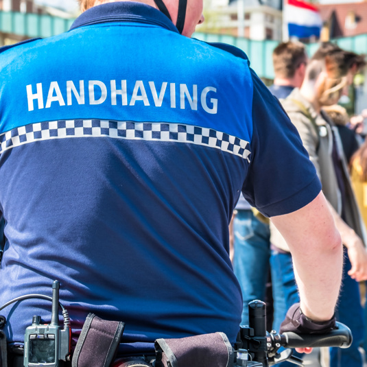 Handhaver op straat 