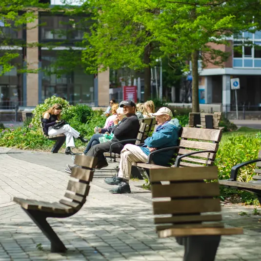 mensen op een bankje