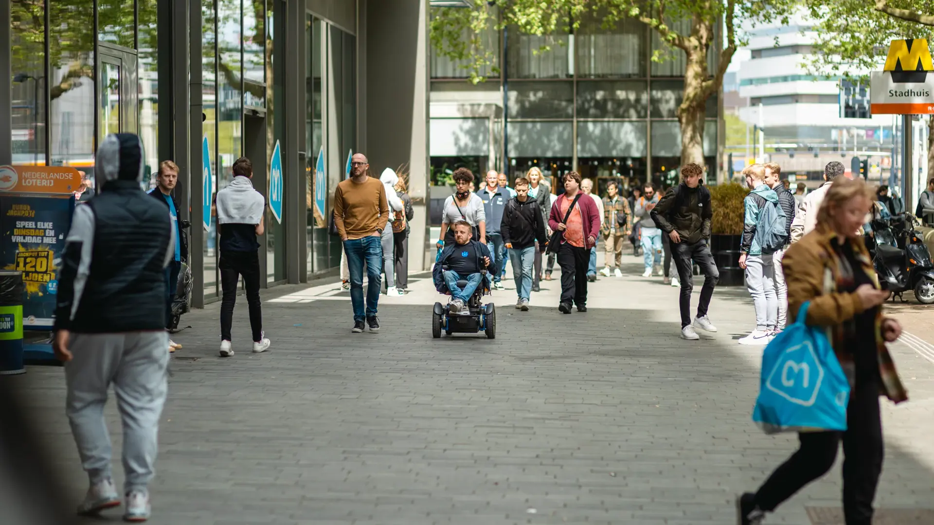 Straatbeeld met verschillende mensen